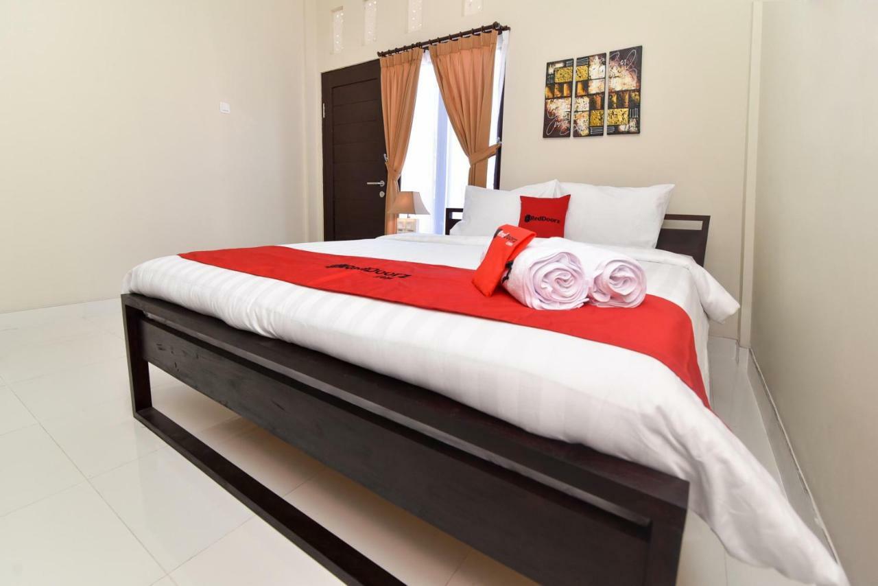 RedDoorz Plus near Jalan Imam Bonjol Denpasar Seminyak Buitenkant foto