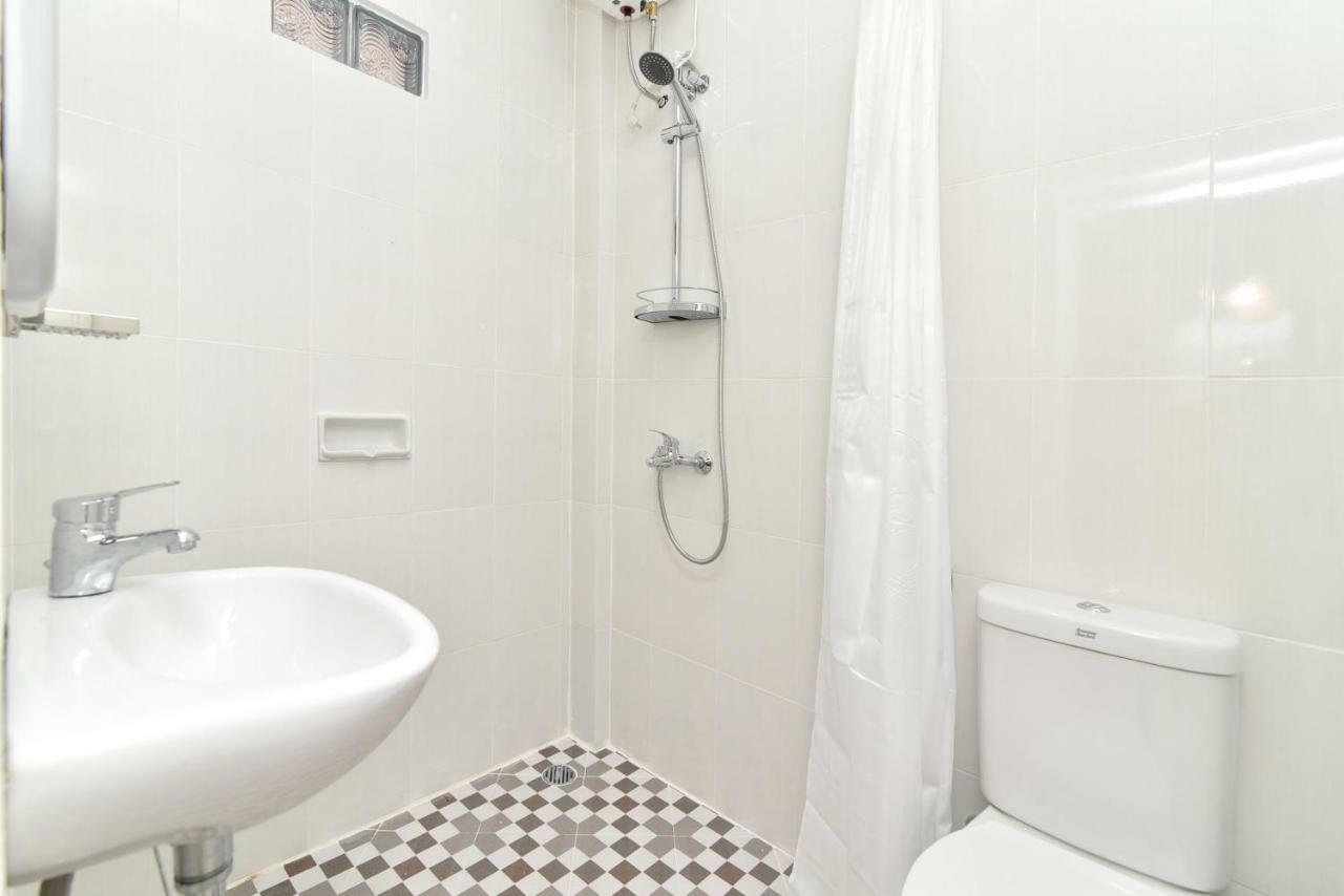 RedDoorz Plus near Jalan Imam Bonjol Denpasar Seminyak Buitenkant foto